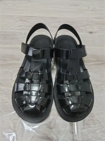 자라 구르카 샌들