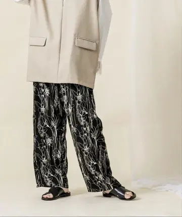 그레디 브릴리언트 라인 드로잉 플라워 이지 팬츠 블랙 심플 올 패턴