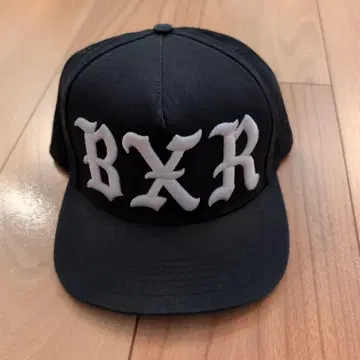 BORN X RAISED BXR 로고 스냅백 캡 블랙