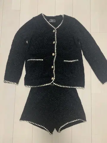 Rady 블랙 가디건과 숏 팬츠 셋업