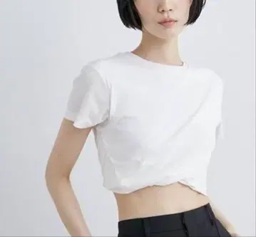 MIESROHE 미에스로에 트위스트 디테일 크롭 티셔츠