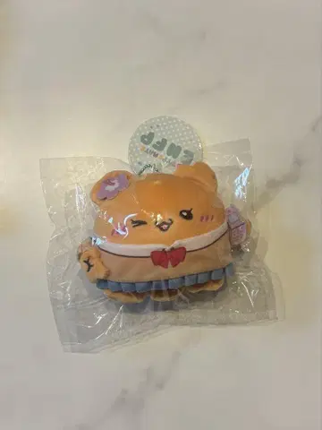 오렌지 컬러의 곰 봉제 인형