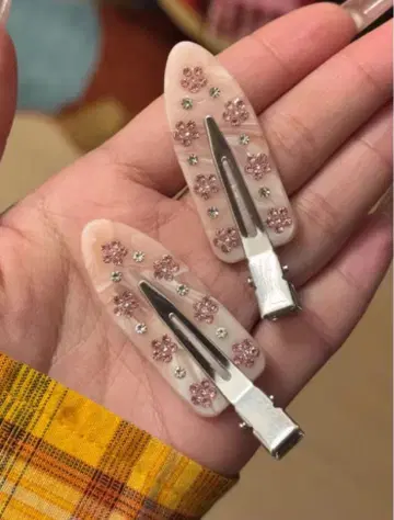 꽃무늬 디자인 헤어핀 크림색