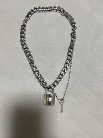 락과 열쇠 모티브 목걸이 약