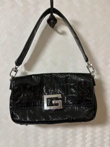 GUESS 블랙 숄더 백 Y2K