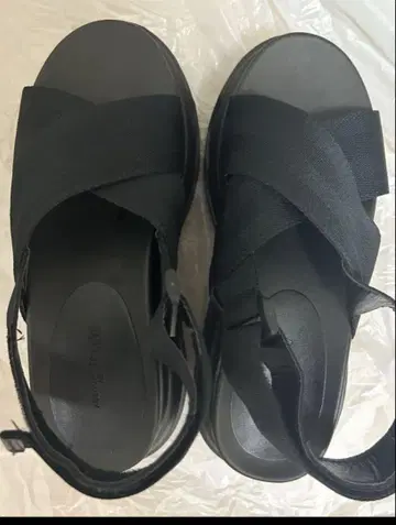 AZUL 블랙 스트랩 샌들 통굽