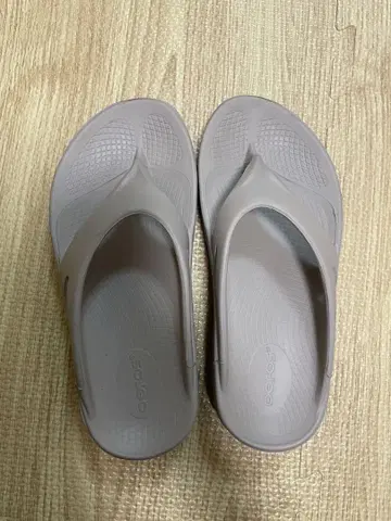 Oofos 그레이 비치 샌들