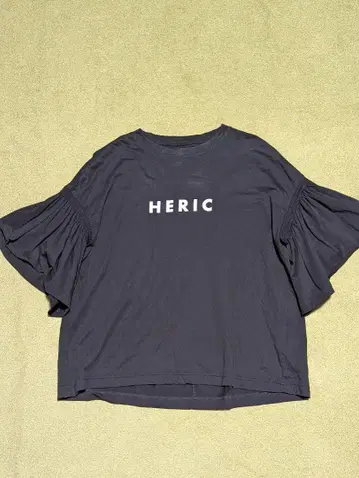 CLOCHE HERIC 프릴 소매 블랙 티셔츠 사이즈 02 루즈한
