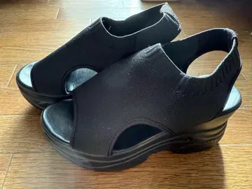 블랙 통굽 오픈토 샌들