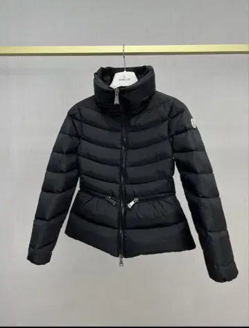 블랙 다운 자켓 후드 부착 엠블럼