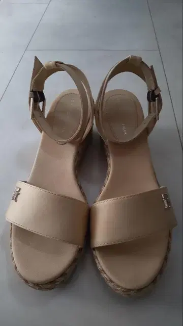 웨지 새틴 샌들 베이지 타미힐피거 24cm