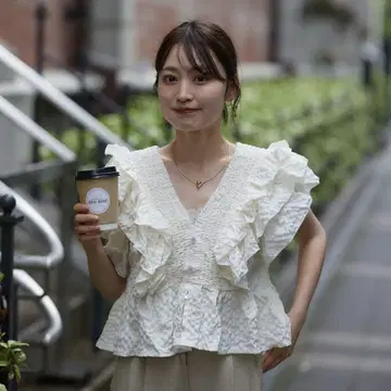미사용 새상품 neam 프릴 걸리시 블라우스