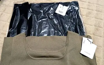 미사용 새상품 CLOCHE 스퀘어 탱크 베이지와 차콜 2장 레레레 씨