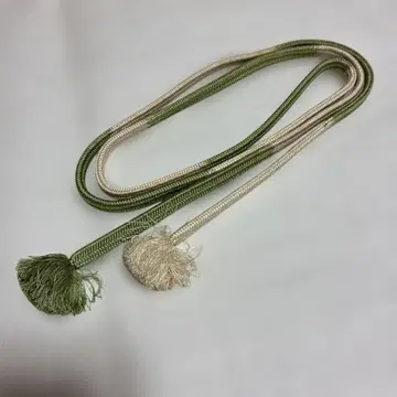 그린과 베이지의 허리띠