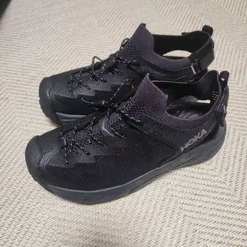 HOKA 블랙 샌들
