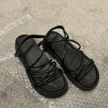 블랙 스트랩 샌들 플랫 밑창 23.5cm