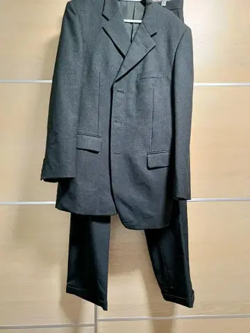 다크 그레이 싱글 브레스트 수트