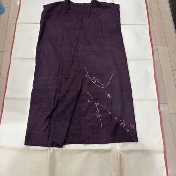 보라색의 명주 기모노 잎 자수 롱 베스트