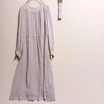 레트로 그레이에 핑크 무늬의 긴팔 원피스