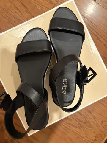 마이클코어스 블랙 스포츠 샌들 통굽