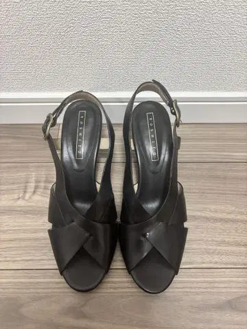 블랙 슬링백 크로스 스트랩 샌들