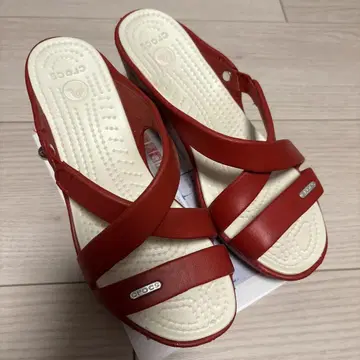 Crocs 레드 크로스 스트랩 샌들