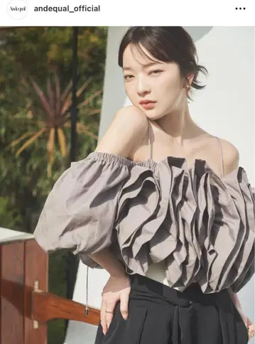 프릴이 있는 오프숄더 상의 그레이