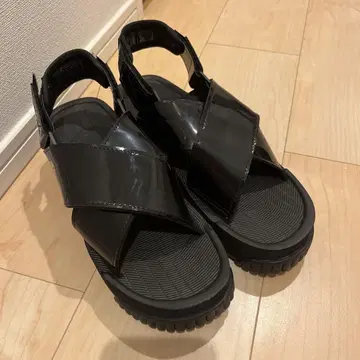 SHAKA 에나멜 샌들
