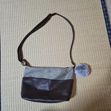 그레이와 브라운의 숄더백