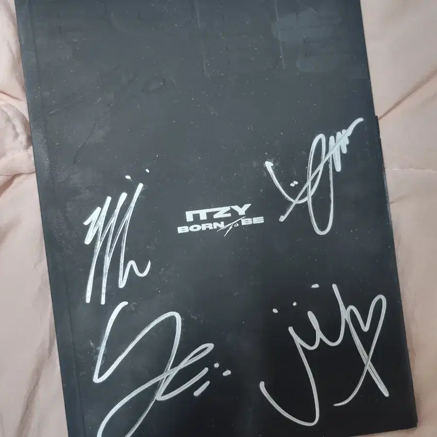 ITZY | 있지 Itzy Autographed Album wts on Bunjang Global Site.