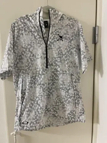 오클리 스컬 반팔 하프 지퍼 후드티