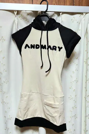 ANDMARY 메리 로고 미니 드레스 블랙