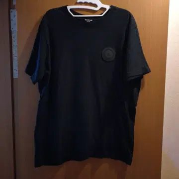 1PIU1UGUALE3 러버 로고 블랙 티셔츠