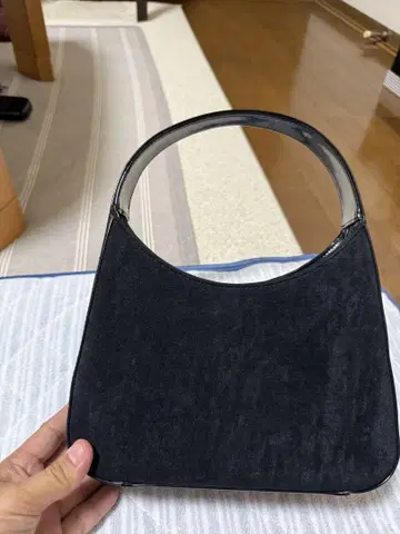 관혼상제에도 사용할 수 있는 블랙 스웨이드 핸드백