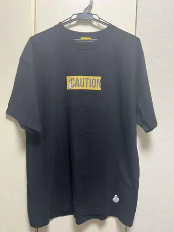 FR2 CAUTION 프린트 블랙 티셔츠