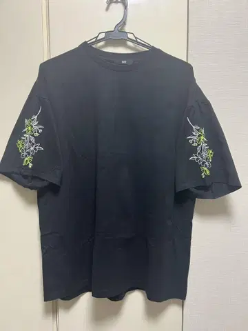 HARE 장미 자수 블랙 티셔츠 M 사이즈