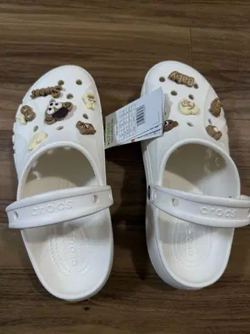 Crocs 캐릭터가 있는 화이트 클로그 샌들 W8