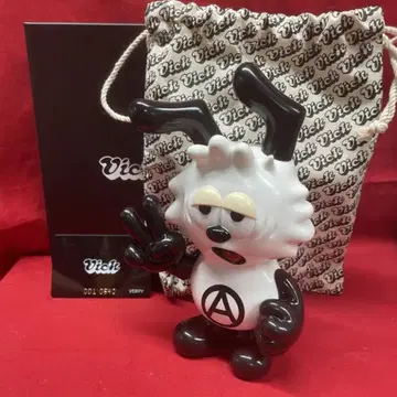 VERDY/SECRETBASE Vick 피규어 (화이트/블랙)