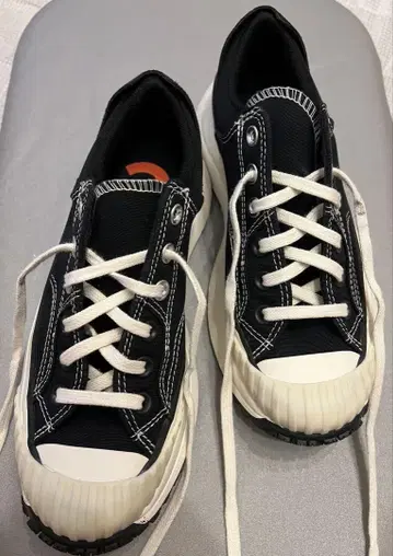 컨버스 척 테일러 블랙스 스니커즈 24cm