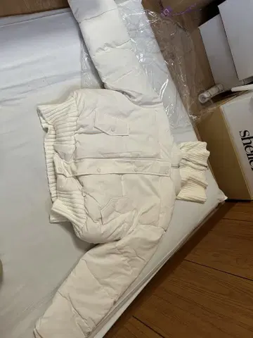 화이트 숏 다운 자켓