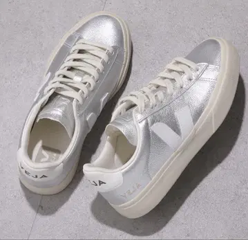 VEJA 실버 스니커즈