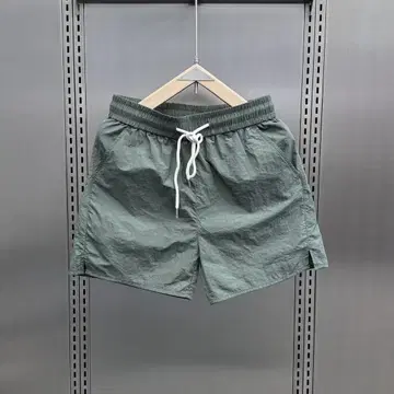 올리브 그린 숏 팬츠 사이드 슬릿