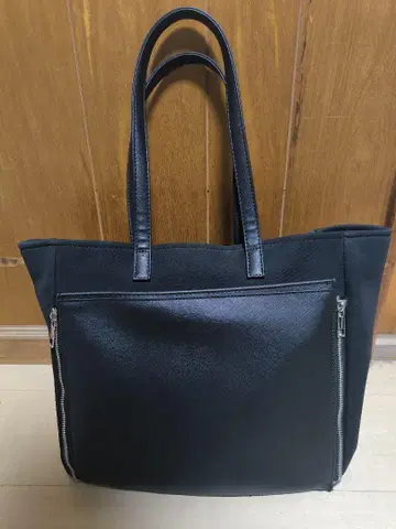 '쿠루아' 회전식 바이컬러 토트 숨길 수 있는 이타백 블랙