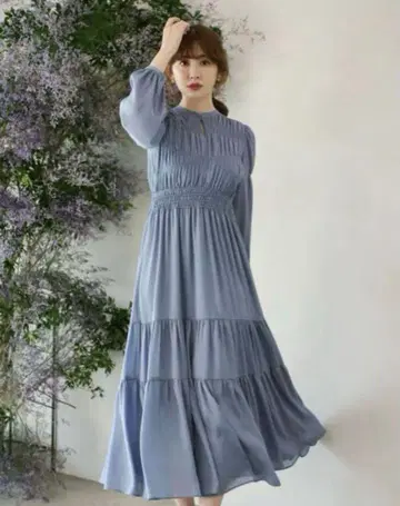 헤르리프토 백 리본 티어드 새틴 드레스