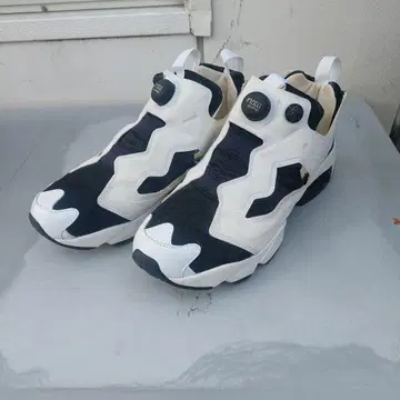 리복 펌프 퓨리 화이트/블랙 새상품급 27.0cm