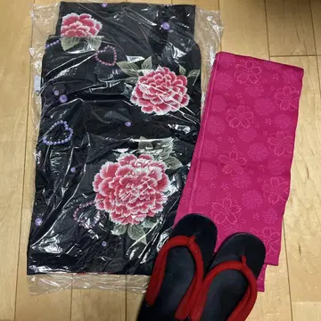 블랙 베이스에 빨간색 꽃무늬 유카타 세트