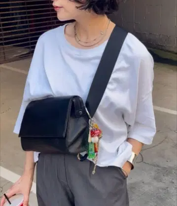 미사용 새상품 천연 가죽 경량 패턴 와이드 테이프 숄더백 블랙