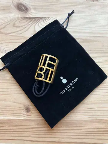 THE HAIR BAR THBT 메탈 모노그램 랜드스케이프 포니 커프