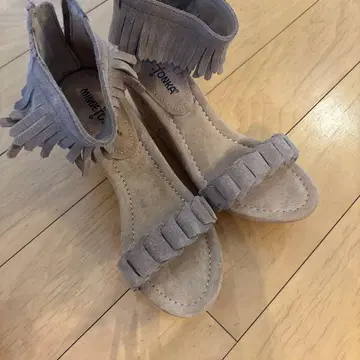 MINNETONKA 프린지 샌들