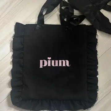 pium 피움 로고 리본 토트백 블랙